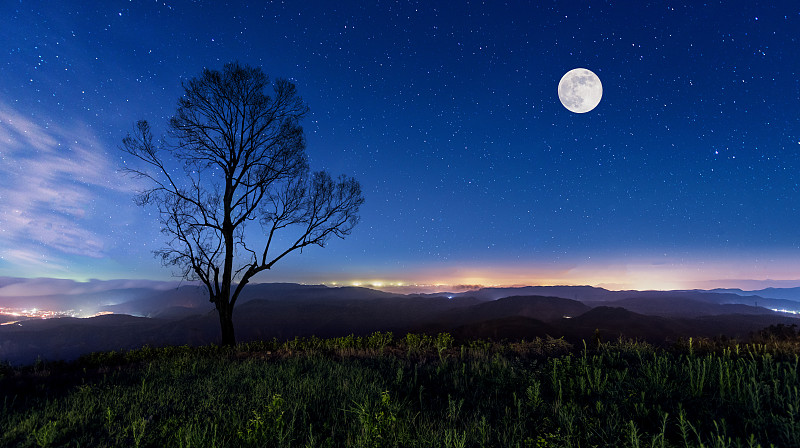 月光下山区夜晚景色图片下载
