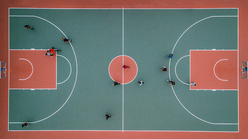 篮球场上，一群正在打球的人图片下载