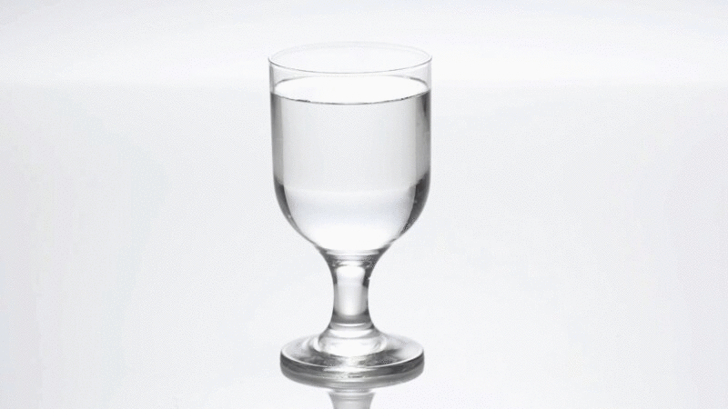 清凉解渴的矿泉水倒入含有冰块的玻璃杯中溅出了水花图片下载