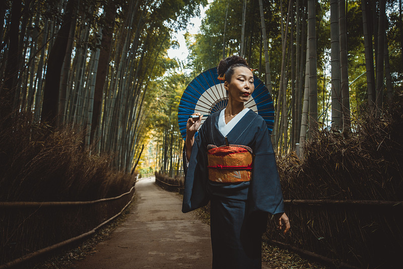竹林中的日本老年妇女图片下载