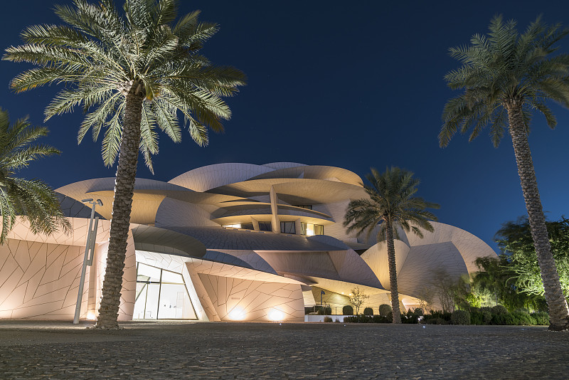 卡塔尔多哈国家博物馆 沙漠玫瑰夜景图片素材