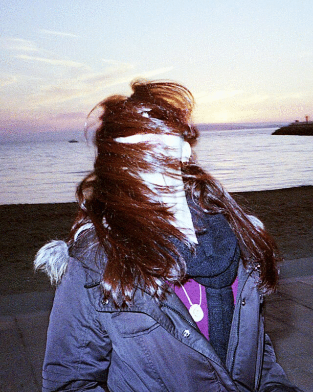 年轻的成年妇女与头发覆盖她的脸在风海滩在日落，3D立体效果插画下载