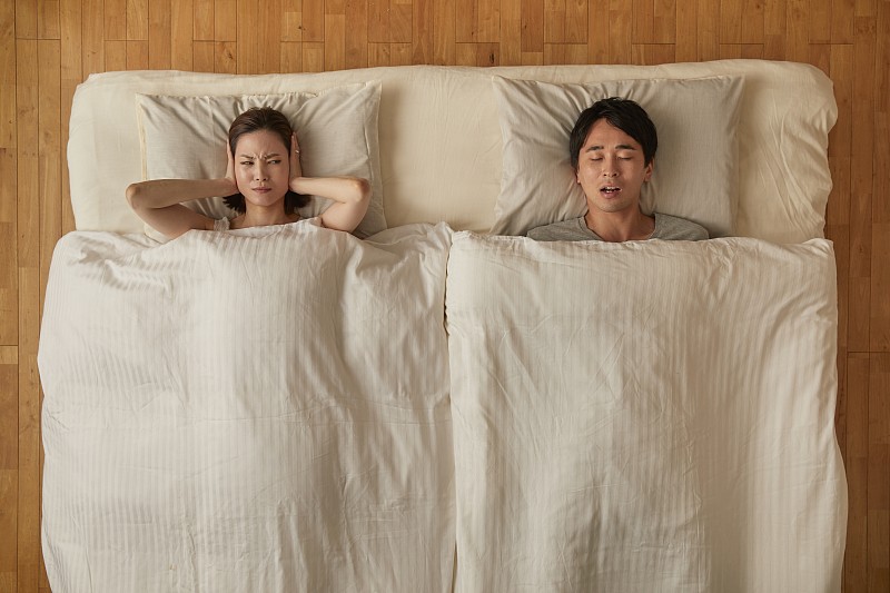日本夫妇在床上图片下载