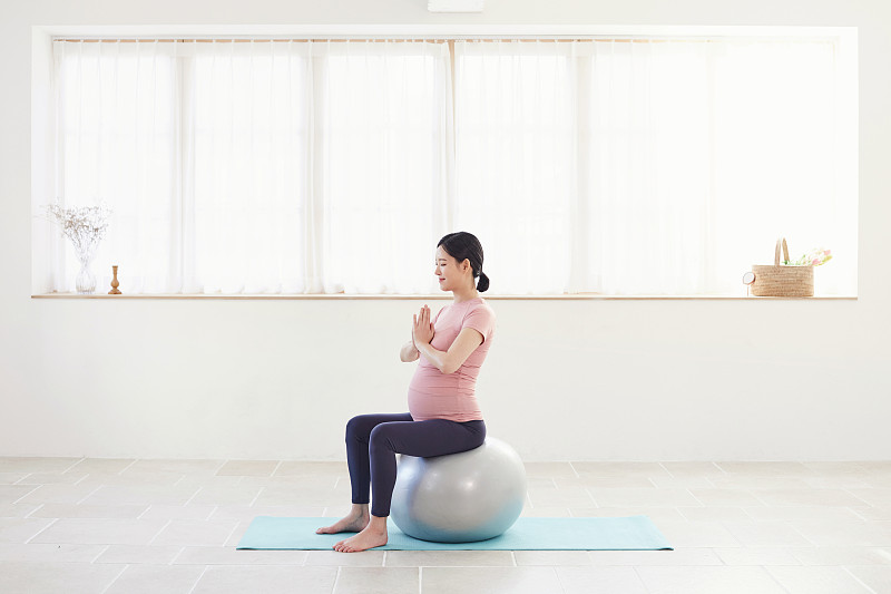 女性，怀孕，瑜伽，平衡，健身球，坐着图片下载