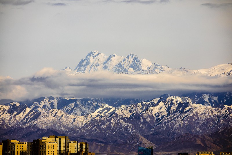 今日的博格达峰，云雾半缠绵，白雪印晚霞，待到杏花香，春到边城图片下载