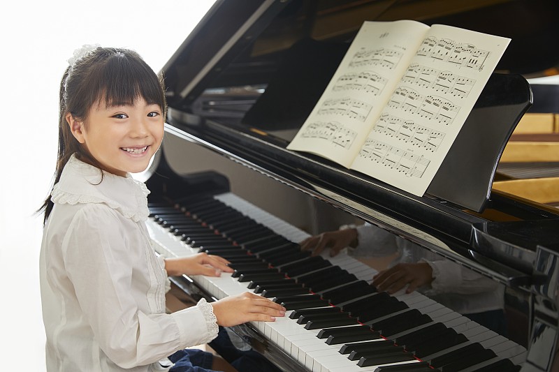日本小孩练习钢琴图片下载