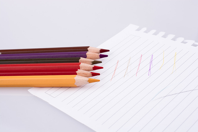 一张纸上各种颜色的彩色铅笔图片素材