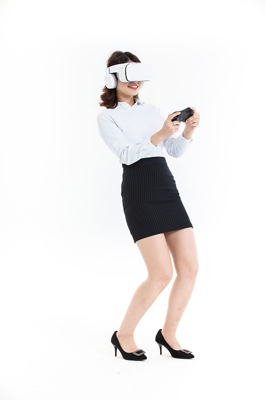 带着VR的年轻职业女性图片下载