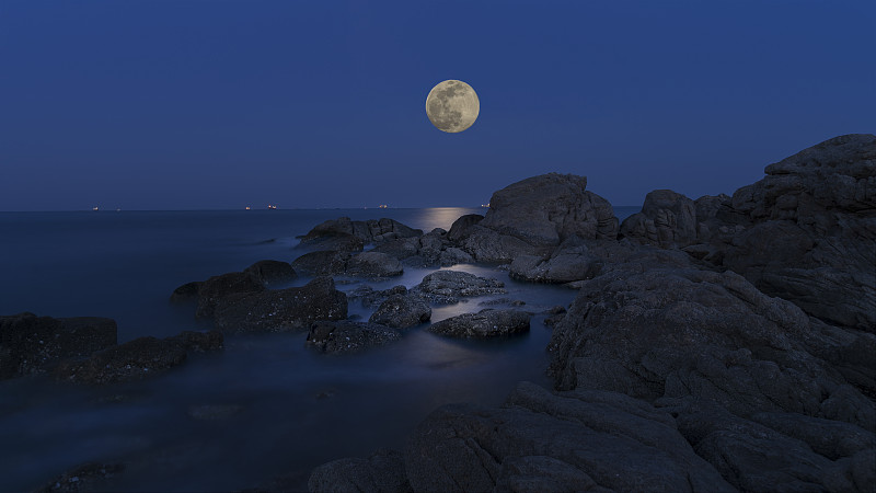 月光映照下的北戴河海滨礁石图片下载