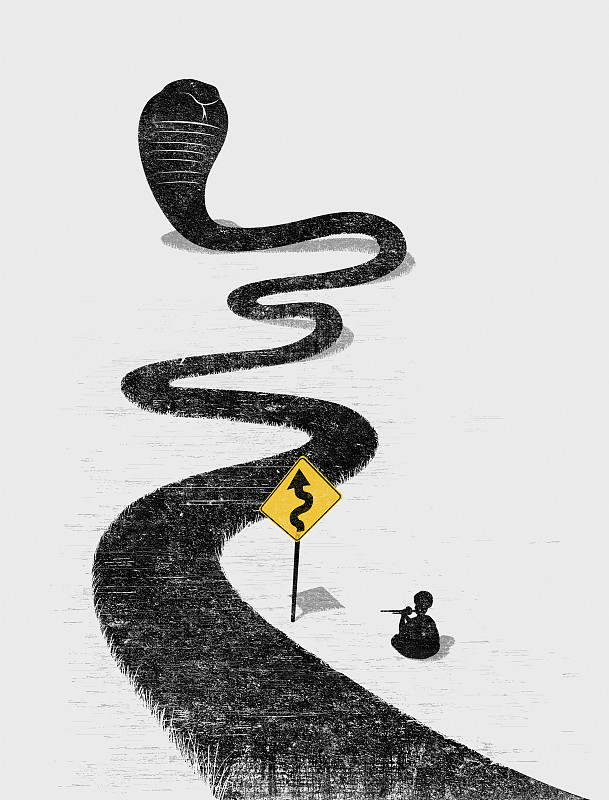 耍蛇人迷人的蜿蜒的蛇路有危险标志图片素材