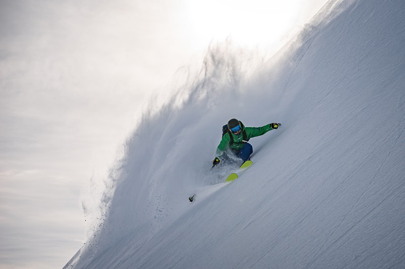 奥地利，沃拉尔伯格，莱赫，男子在雪坡上滑雪图片下载