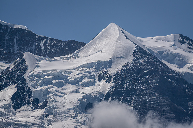 雪峰西尔伯洪峰的近景，Lauterbrunnen，伯尔尼，瑞士，伯尔尼坎顿图片下载