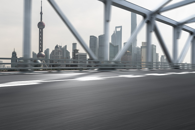 平视看上海地平线角度钢结构大桥会展桥沥青逆光公路图片素材