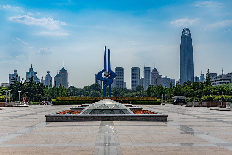 蓝台白云下的山东省济南市泉城广场雕塑和建筑物图片下载