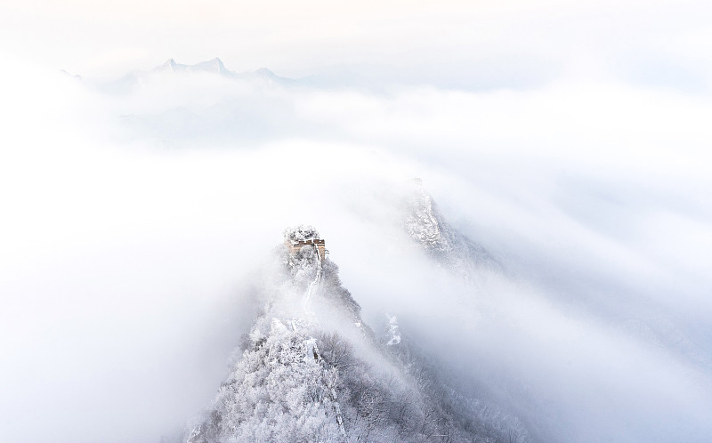 雪后箭扣长城的大雾图片下载