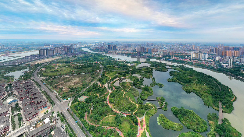 俯瞰四川省眉山市湿地公园、城市风光图片下载