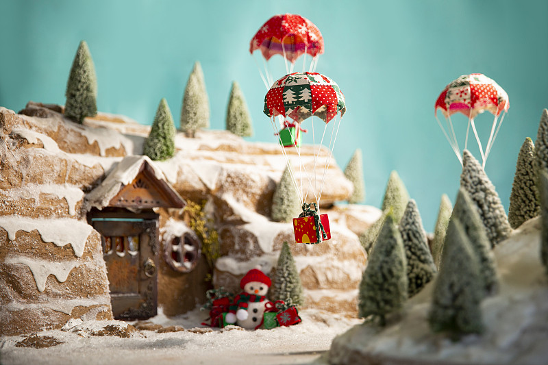 玩具降落伞和圣诞礼物创意微景观静物图片下载