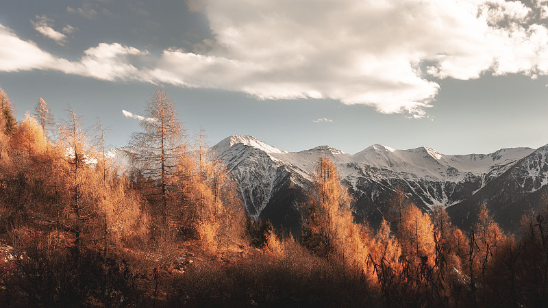 秋天雪山的日落图片下载