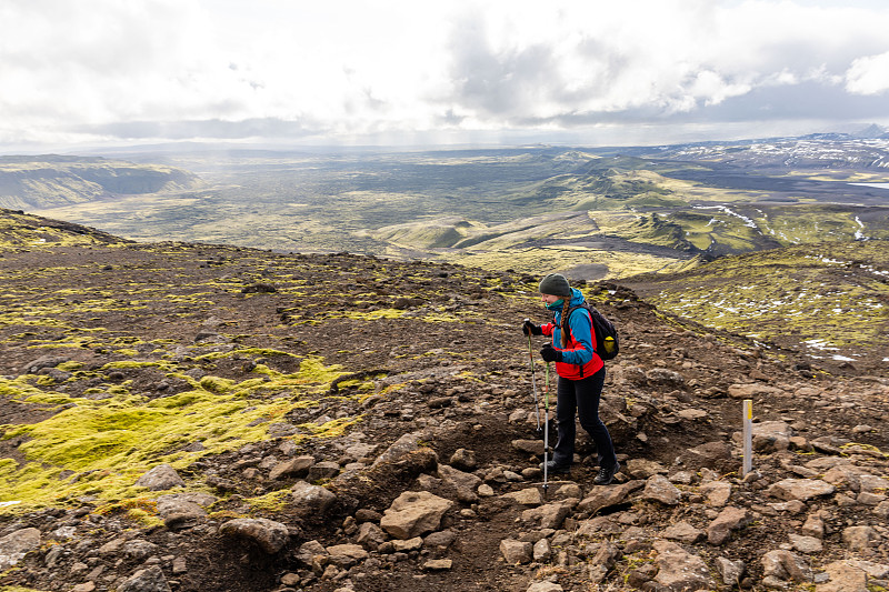 冰岛维斯曼内亚徒步旅行的女人的侧视图图片素材