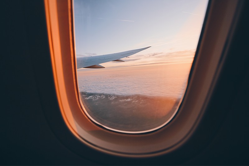 透过飞机窗口看到的海面上的日落图片素材