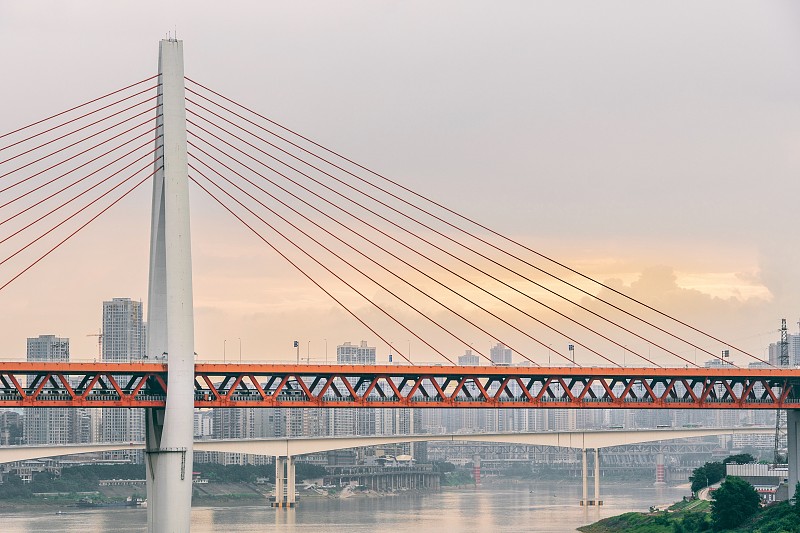 重庆轻轨6号线穿过千厮门大桥图片素材