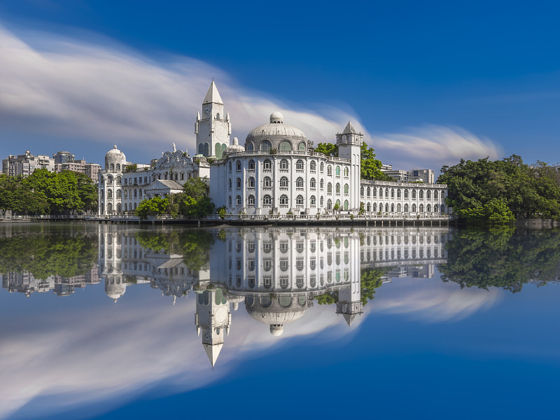 广州园林博物馆 白宫 建筑 欧式 蓝天白云 镜面图片下载