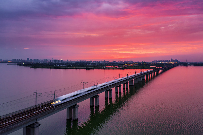 落日时分阳澄湖上的高铁图片下载