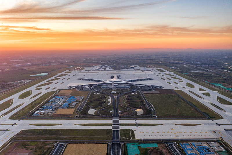 黄昏下的山东青岛胶东国际机场航拍全景图片下载