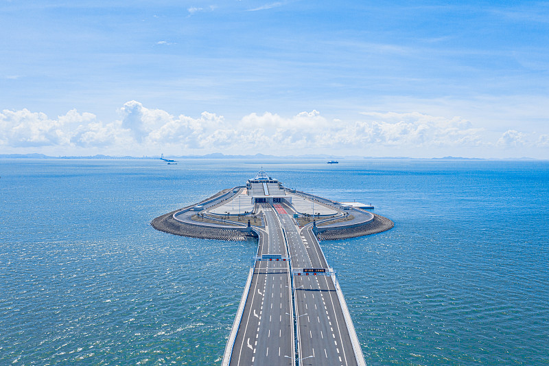 航拍港珠澳大桥香港段，东人工岛，蓝天白云，海，珠江，飞机机场图片下载
