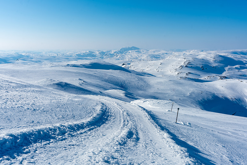白雪覆盖的山脉对蓝天的风景图片素材