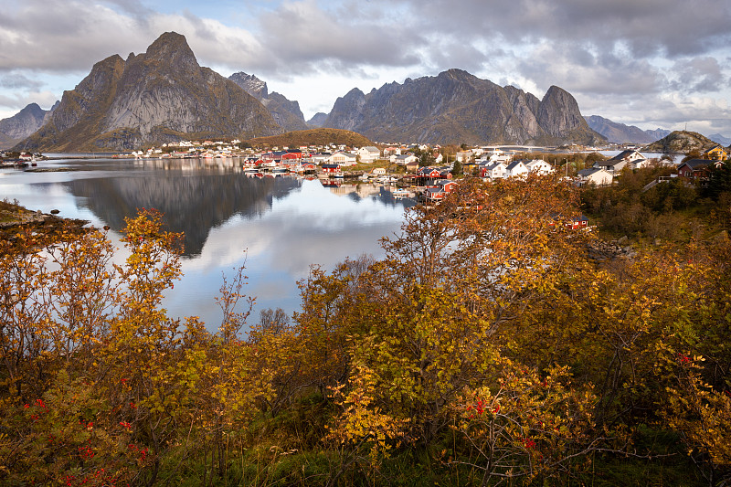 Scenic View Of Lake By Mountains Against Sky, Reine, Norway图片素材