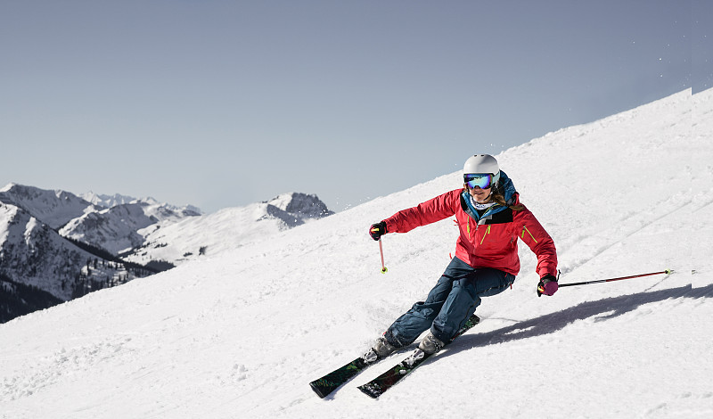 女子滑雪雪山，萨尔巴赫，奥地利图片素材