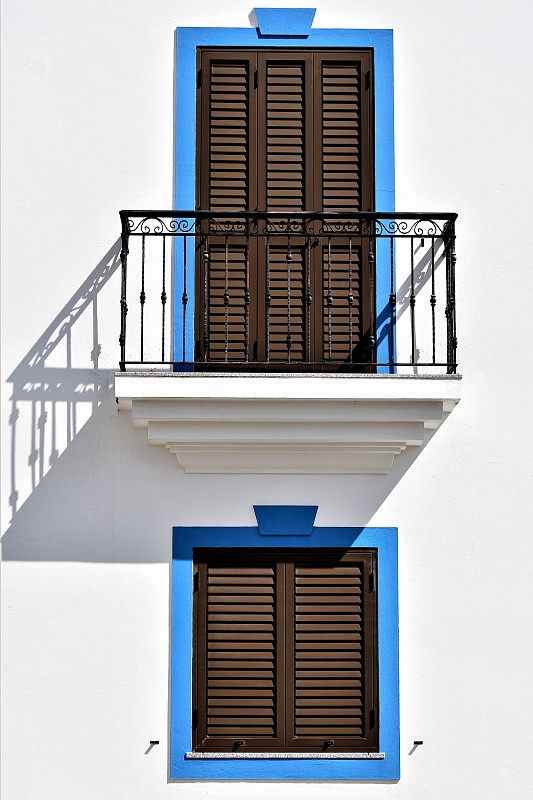 葡萄牙雷东多，蓝天映衬下的低角度建筑图片素材