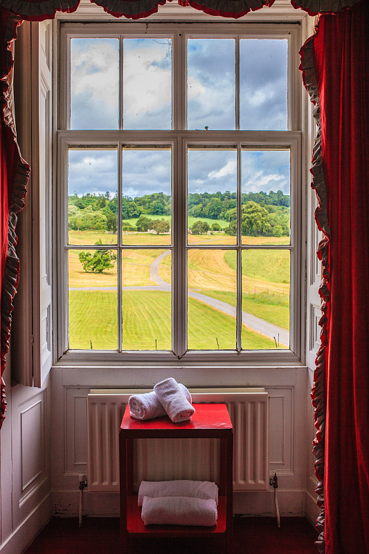 城堡庄园中的酒店，窗外的风景图片素材