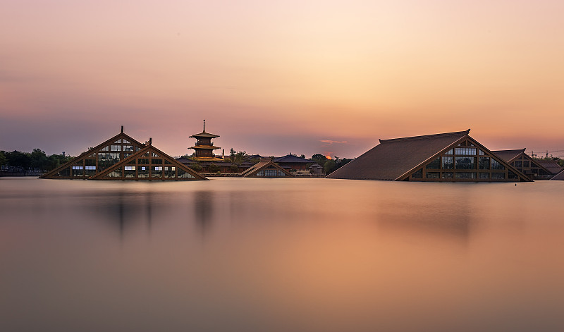 上海松江区广富林遗址公园的红霞日落图片下载