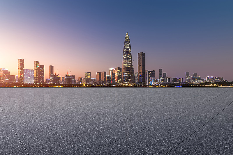 深圳城市夜景和无人的砖地广场图片下载