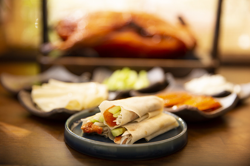 中华美食烤鸭和配菜静物图片下载