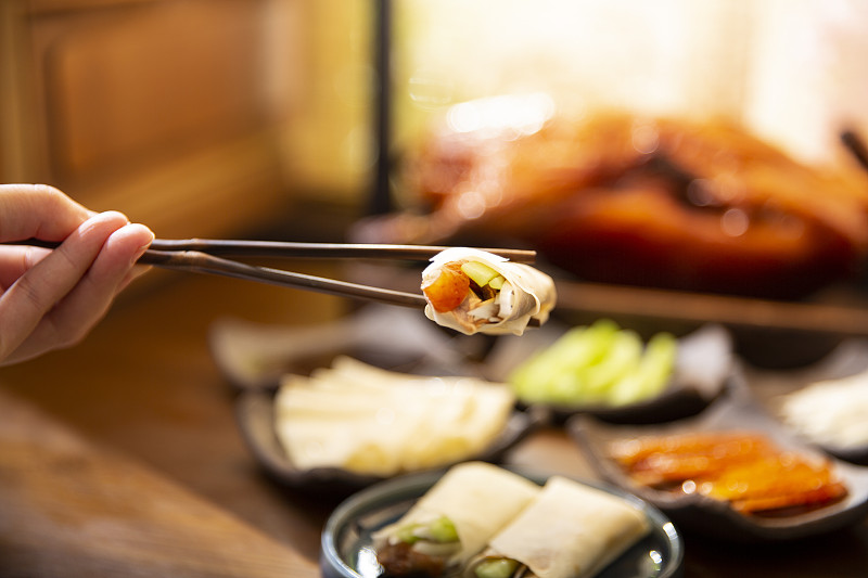 中华美食北京烤鸭卷和配菜静物图片下载