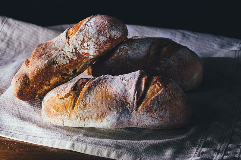 意大利塔堡，桌上面包的特写图片下载