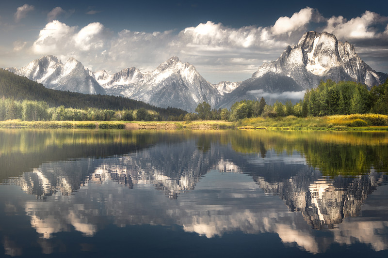 美国怀俄明州的大提顿，湖和山的风景图片素材