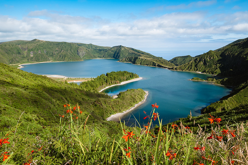 风景如画的湖和山对天空，亚速尔群岛，葡萄牙图片下载