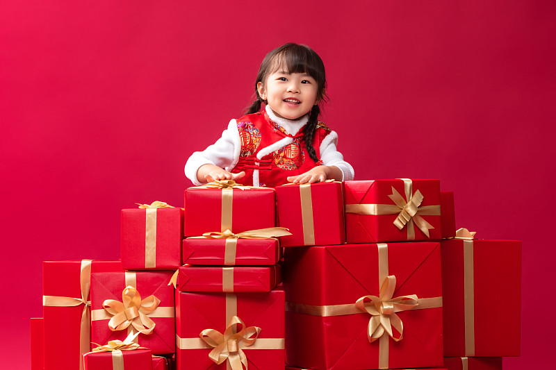 幸福的小女孩收到许多新年礼物图片下载