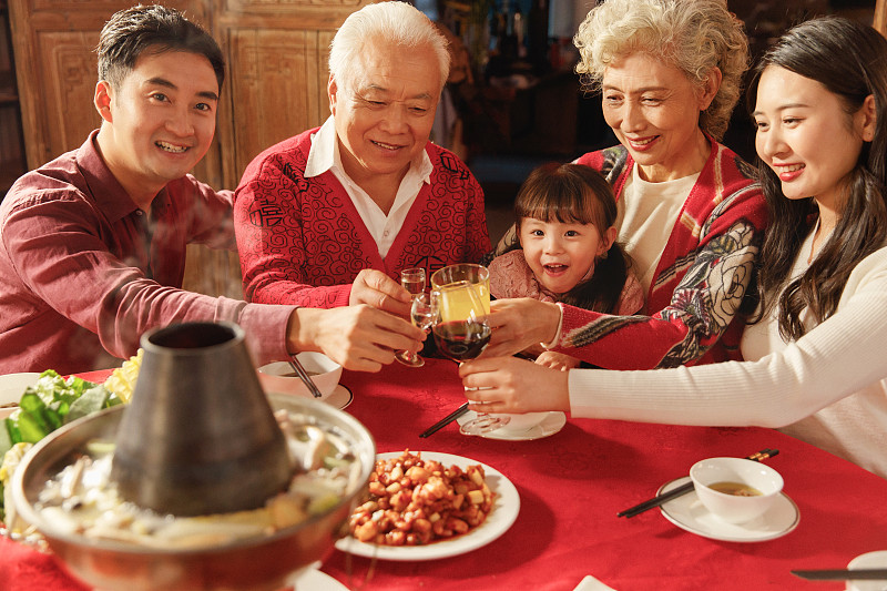 幸福的东方家庭过年举杯庆祝图片下载