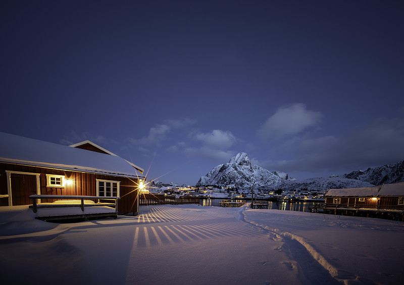 挪威罗弗敦群岛雷纳渔村冬季夜晚风光图片下载