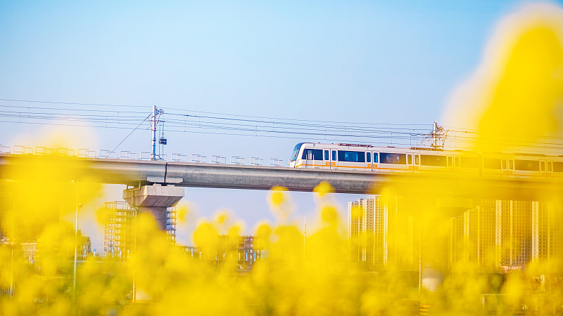 运行中的郑州市地铁城郊线图片下载