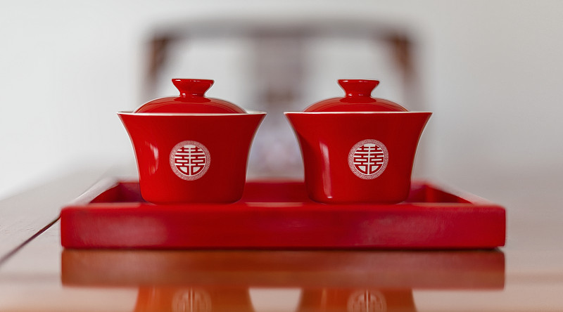 红色的茶盘里一对红色有囍字的茶杯图片下载