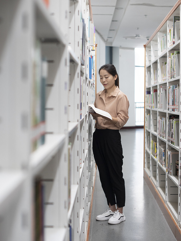 亚洲东方中国女性在图书馆看书学习图片下载