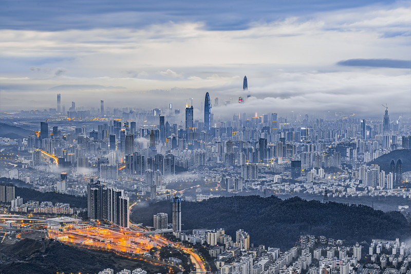 日落后的梧桐山云海俯瞰深圳繁华商业都市地标建筑群全貌图片下载