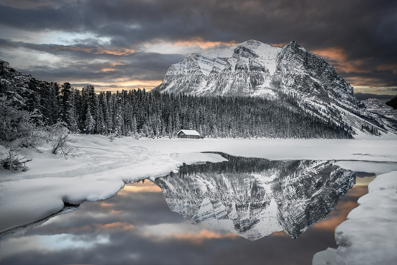 白雪皑皑的群山映衬下的湖景图片下载