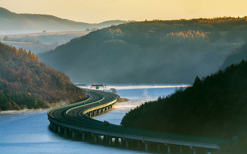 秋天美丽的松花江高速公路大桥图片下载